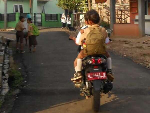 (Mantap) Motor Dinas Plat Merah Dipakai 3 Anak SD