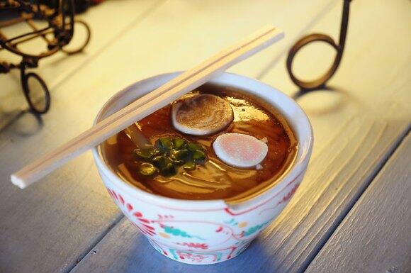 Tipulah Teman Anda Dengan Kue Ramen Yang Sangat Meyakinkan Ini