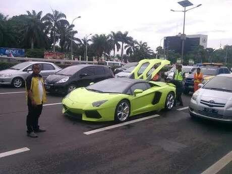 Lamborghini Mogok di Tol