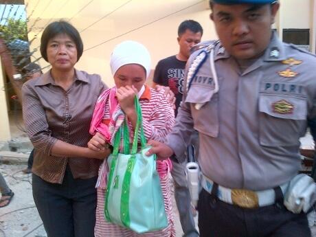  Menangis di Kantor Polisi, Ini Dia Ervina Ibu Tiri Adit 