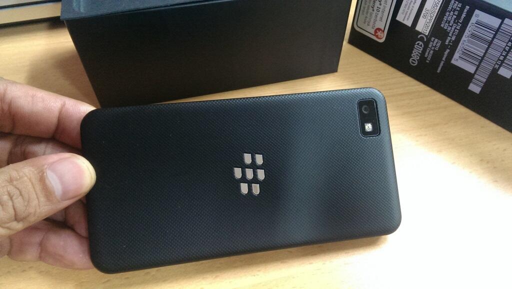 JUAL CEPAT Blackberry Z10 HITAM 99 MULUS GARANSI RESMI SCM hingga AUG 2015