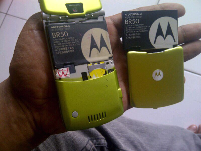 Motorola V3 hijau mumuman, mulus murah mantab. cod & rekber inside!!