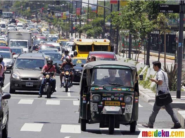 &#91;PIC&#93;2 Guru asal Inggris keliling dunia naik Tuk-tuk