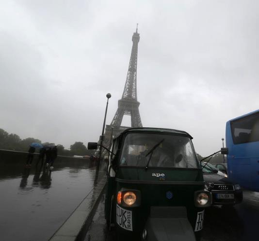 &#91;PIC&#93;2 Guru asal Inggris keliling dunia naik Tuk-tuk