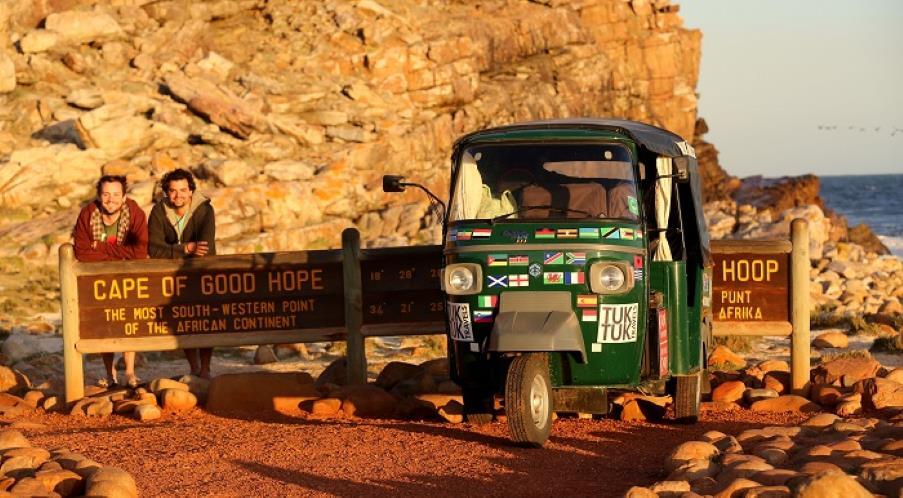 &#91;PIC&#93;2 Guru asal Inggris keliling dunia naik Tuk-tuk