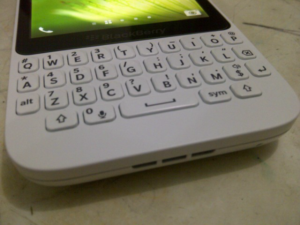 blackberry Q5 white batangan