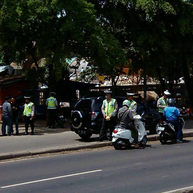 POLISI atau PREMAN?
