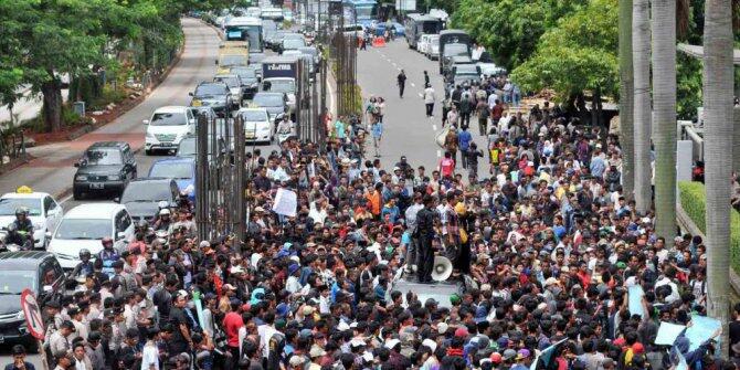 6 Aksi Konyol Pendukung Bayaran Ratu Atu