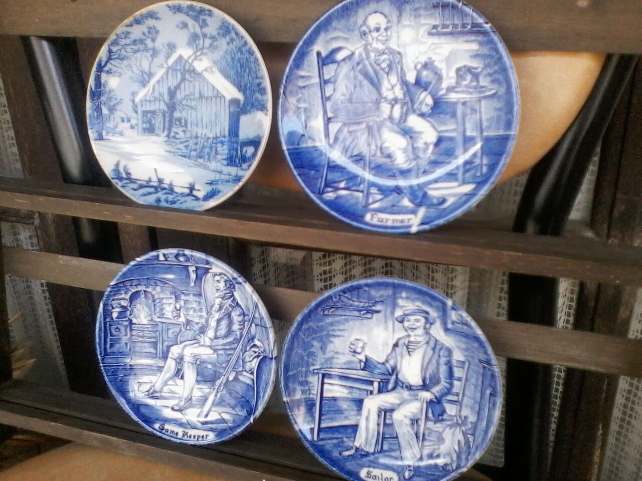 Pajangan 4 piring gambar orang