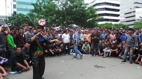 (agan mw pamer apa)Tantang Samad,Pendekar Banten Pro Atut Pamerkan Silat di Depan KPK