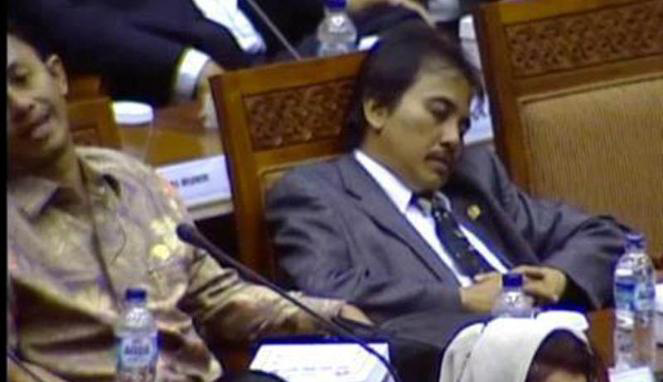 Menpora Roy Suryo Siap di "SALAHKAN"