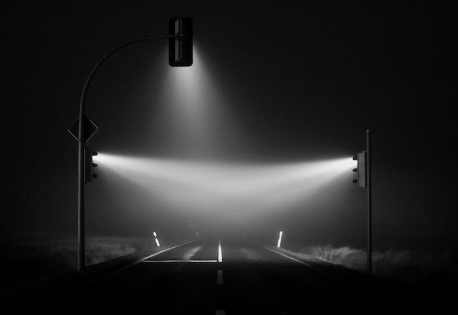 Lampu pengatur lalu lintas difoto pd malam berkabut dgn konsep fotography sederhana