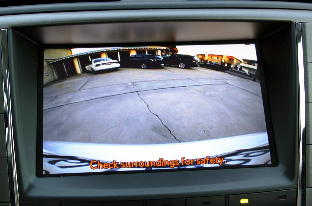 yang ada kamera parkir di mobilnya, masuk !