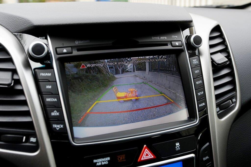 yang ada kamera parkir di mobilnya, masuk !