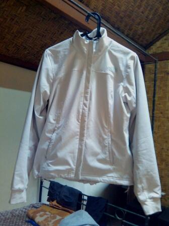 Jaket The North Face, Jaket Escape, Sepatu Outdoor Columbia, Celana Cargo Uniqlo