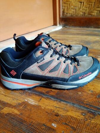 Jaket The North Face, Jaket Escape, Sepatu Outdoor Columbia, Celana Cargo Uniqlo