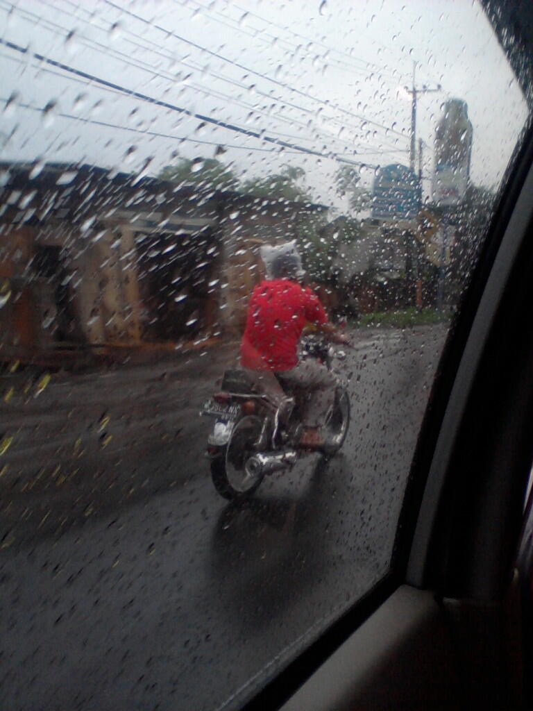 Helm Paling Aman Selama Musim Hujan Gan ..!!! ( Mudah + Pict )