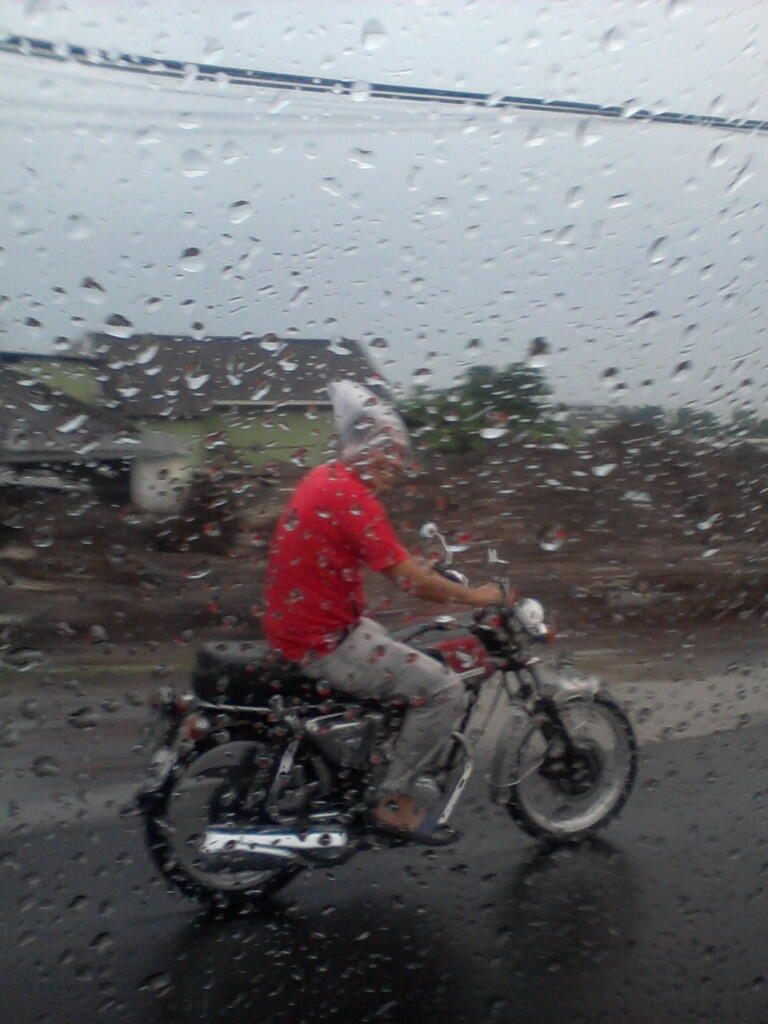 Helm Paling Aman Selama Musim Hujan Gan ..!!! ( Mudah + Pict )