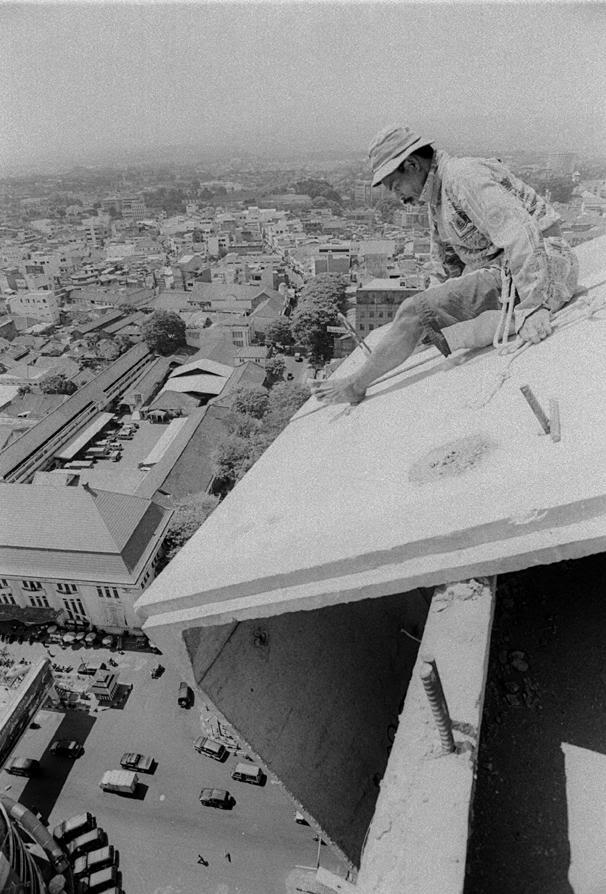 Foto2 &quot;daredevil&quot; pekerja bangunan Indonesia