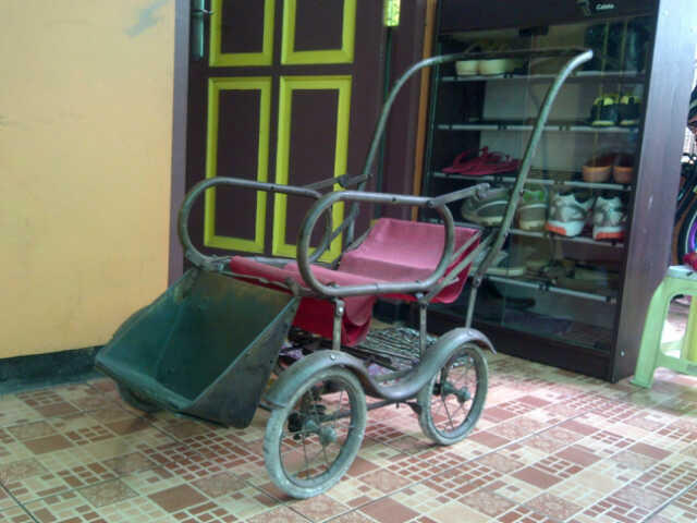 DORONGAN KERETA BAYI ERA BELANDA VINTAGE BABY STROLLER