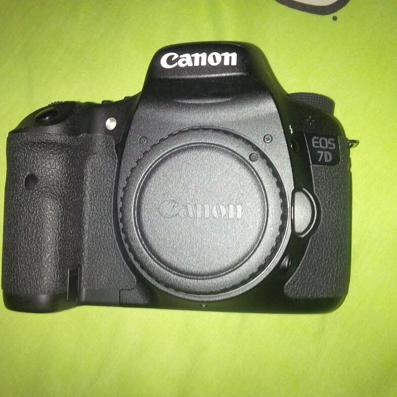 CANON 7d BODY (Like New)