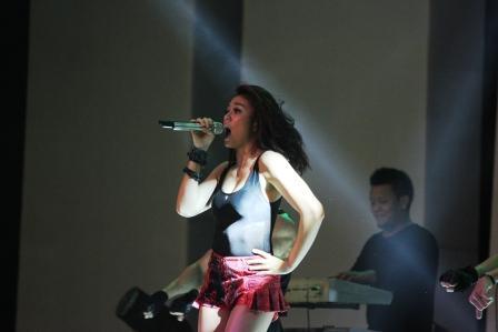 &#91;HOT&#93; Agnes Monica saat Konser di Jogja BB+17