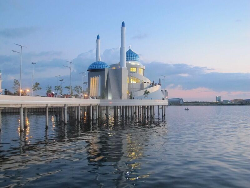 5 Masjid Terapung di Laut Paling Unik di Dunia