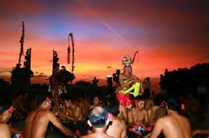 Tari Kecak Uluwatu, Great Show &amp; The Most Beautiful place to Enjoy Sunset in Bali !