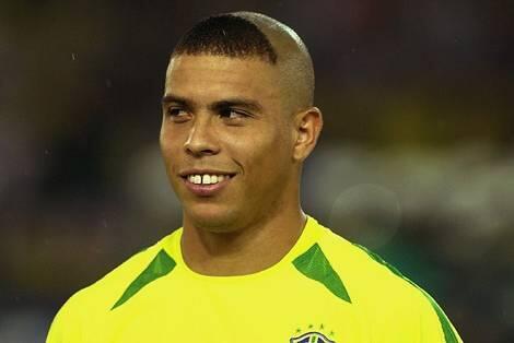 Pemain Bola dengan gaya rambut unik