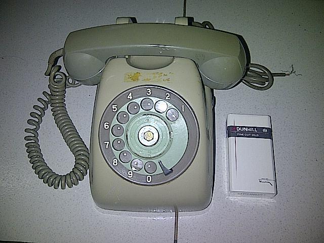 Barang jadul/antik : telepon putar, radio, jam dan mesin tik