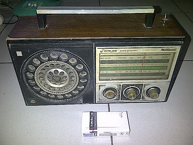 Barang jadul/antik : telepon putar, radio, jam dan mesin tik