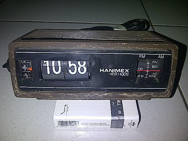 Barang jadul/antik : telepon putar, radio, jam dan mesin tik