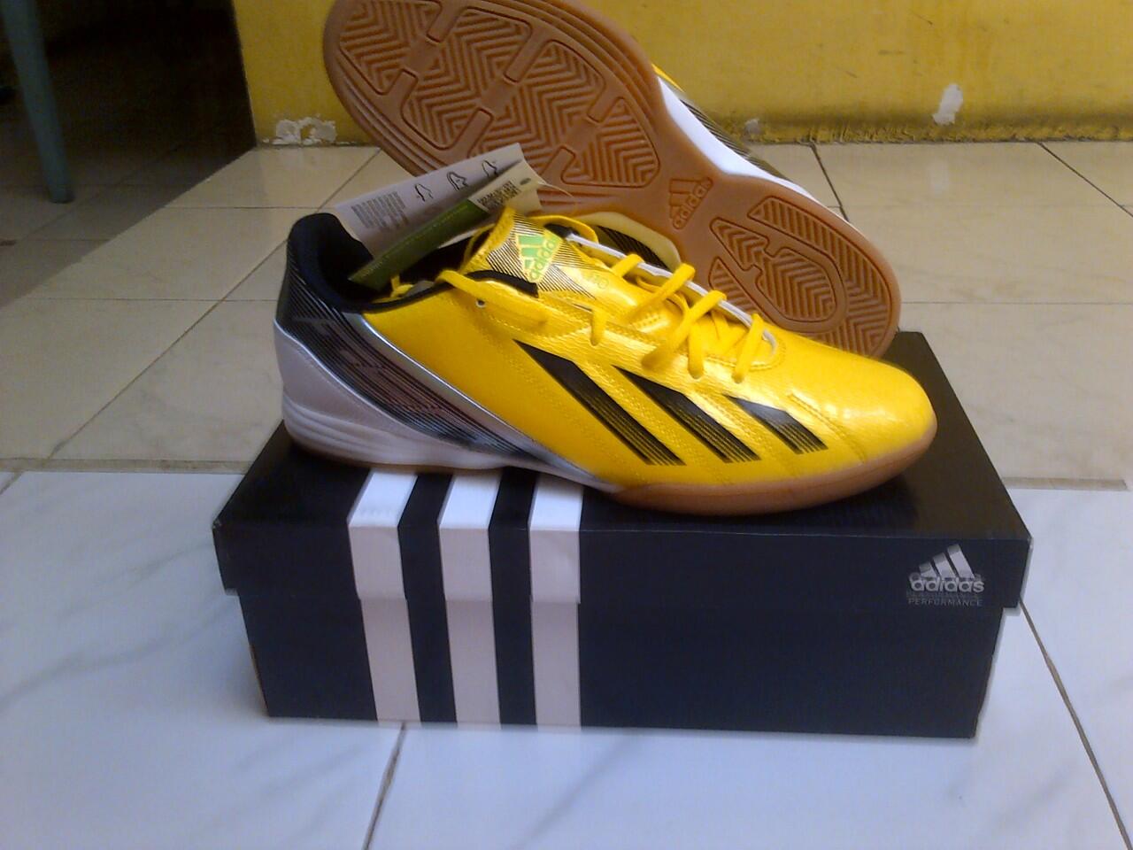 Ready stock Sepatu futsal Adidas f10 ori(new) Only 1