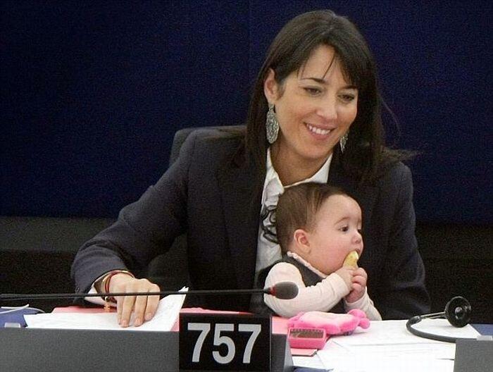 Licia Ronzulli, Cewek Anggota Parlemen Italia