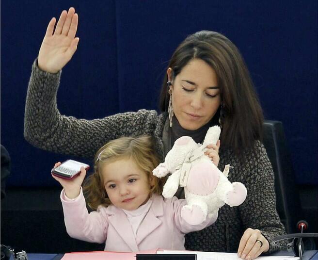 Licia Ronzulli, Cewek Anggota Parlemen Italia