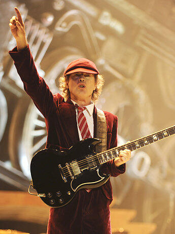 Profil Gitaris Angus Young