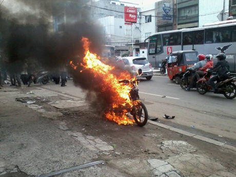 &#91;Kena Lo!&#93; Penebar Ranjau Paku yang Motornya Dibakar Massa Adalah Tukang Tambal Ban