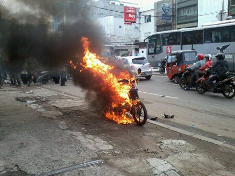 Motor Penyebar Paku jalan di bakar