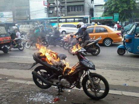 Motor Penyebar Paku jalan di bakar