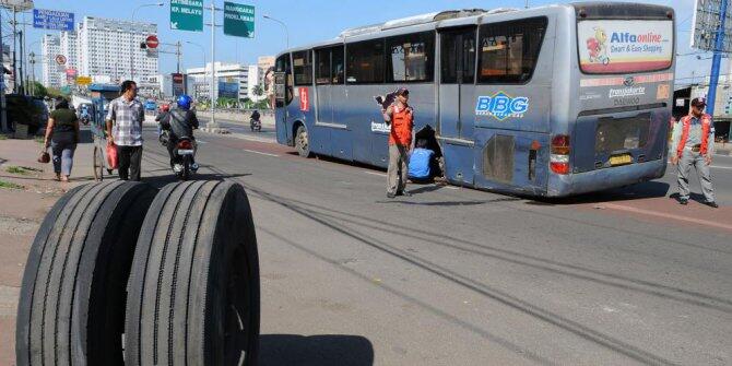 Ban bus Transjakarta copot, Jokowi sebut operator lalai