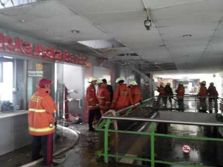 &#91;HOT&#93;Api Sudah Padam, Dua Restoran di Stasiun Gambir Hangus 