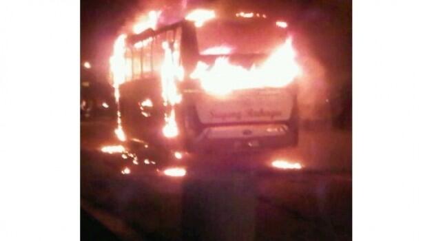 Bus Sugeng Rahayu dibakar massa gan !!!