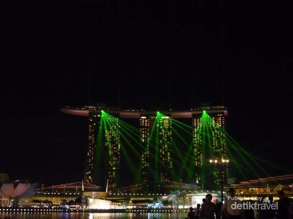 Gemerlap Singapura di Malam Hari