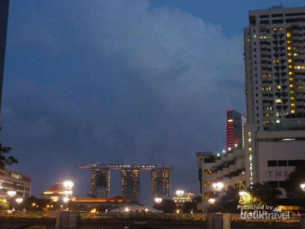 Gemerlap Singapura di Malam Hari