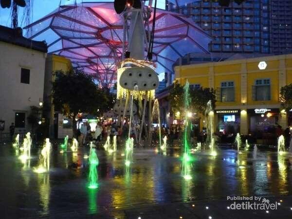 Gemerlap Singapura di Malam Hari