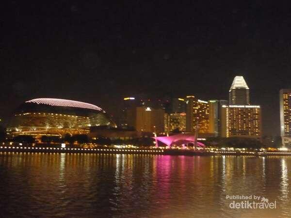 Gemerlap Singapura di Malam Hari