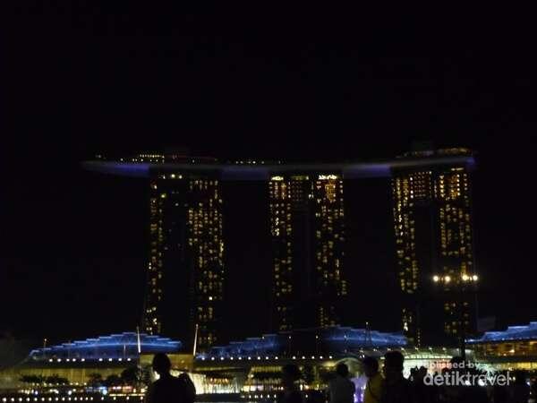 Gemerlap Singapura di Malam Hari