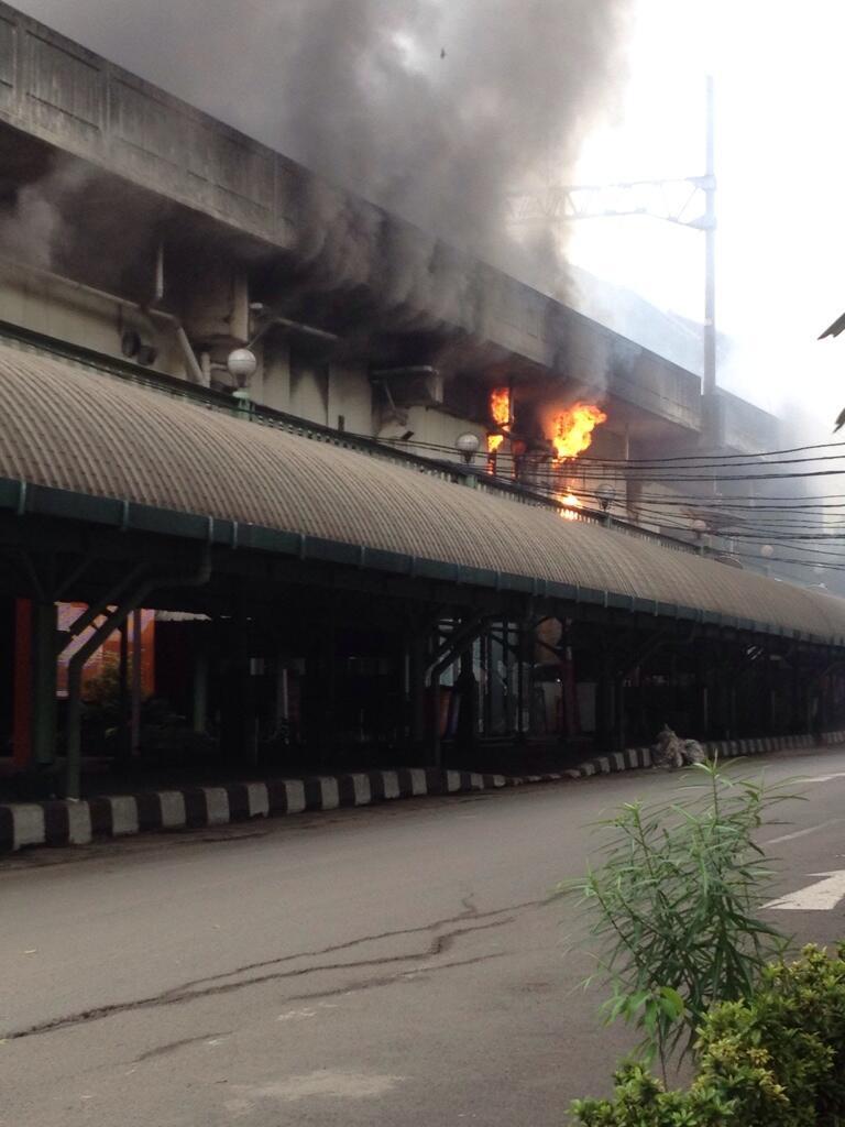 Restoran terbakar di Stasiun Gambir - 27-12-2013