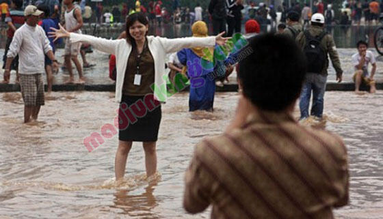 Foto-foto unik saat banjir menerjang