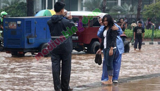 Foto-foto unik saat banjir menerjang